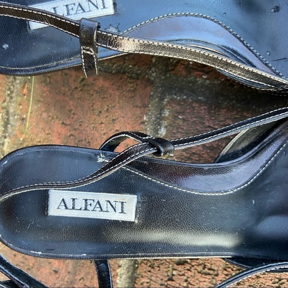 𝅺ALFANI leather shoes. Perfectly appointed black mid-heel clean and like new. - Picture 3 of 7